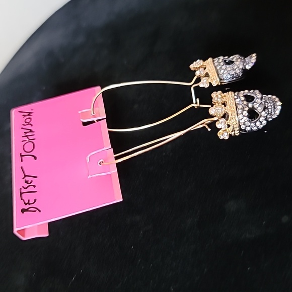 New Vintage! BETSEY JOHNSON Dark Shadows Collection Black Skull Queen Earrings. - Picture 4 of 9
